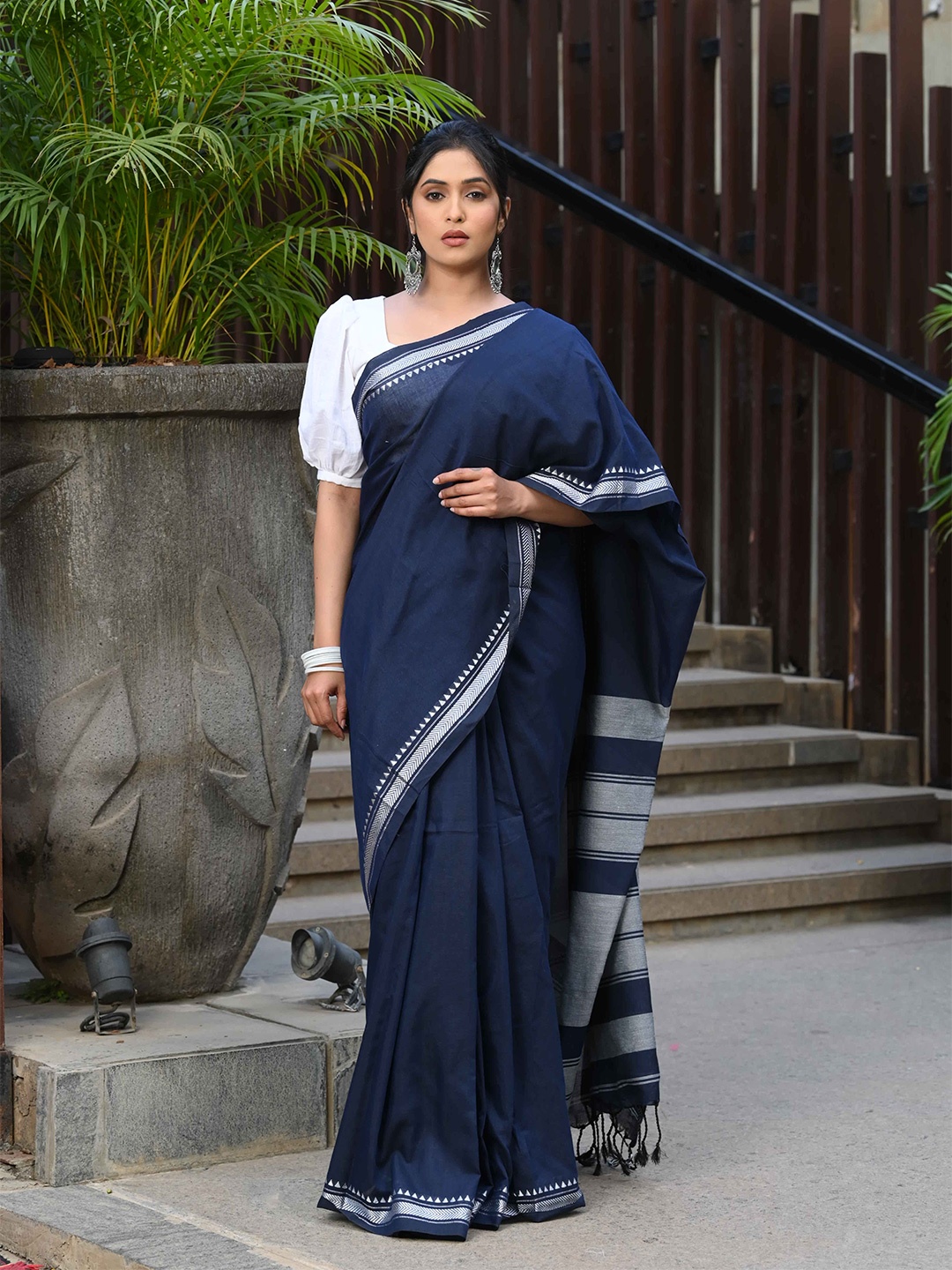 

BEATITUDE Woven Design Saree, Blue