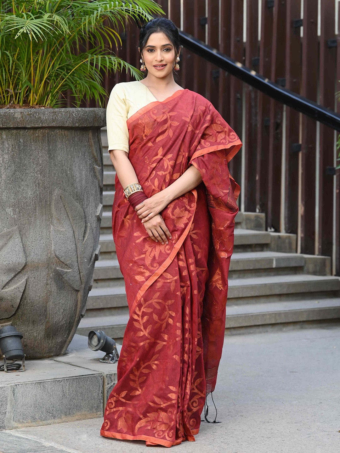 

BEATITUDE Woven Design Zari Saree, Red