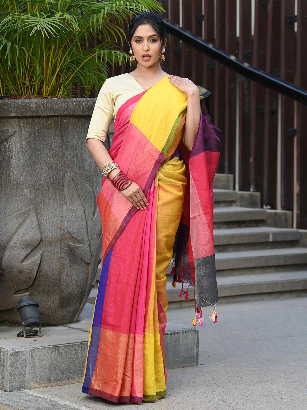 

BEATITUDE Woven Design Saree, Pink