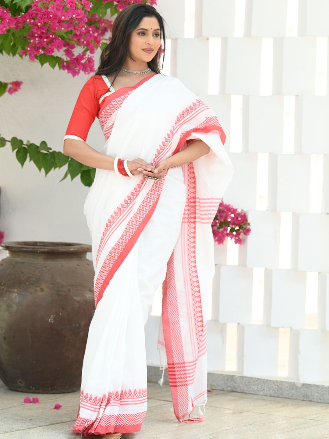 

BEATITUDE Zig Zag Border Saree, White