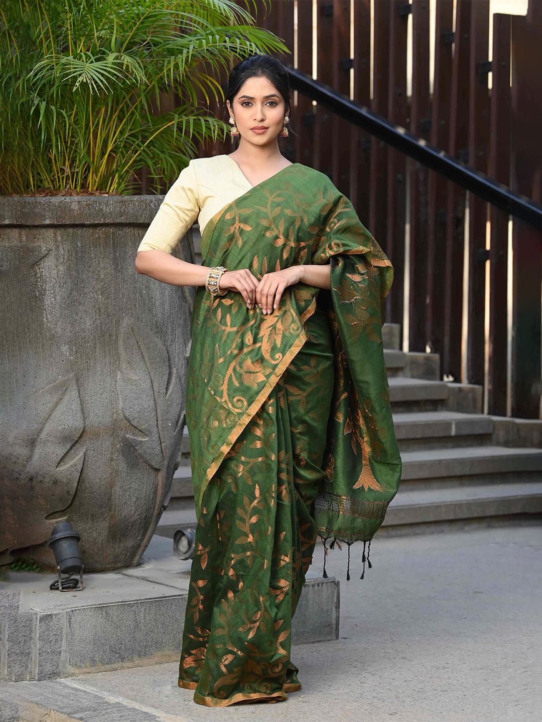 

BEATITUDE Ethnic Motifs Woven Design Zari Saree, Green
