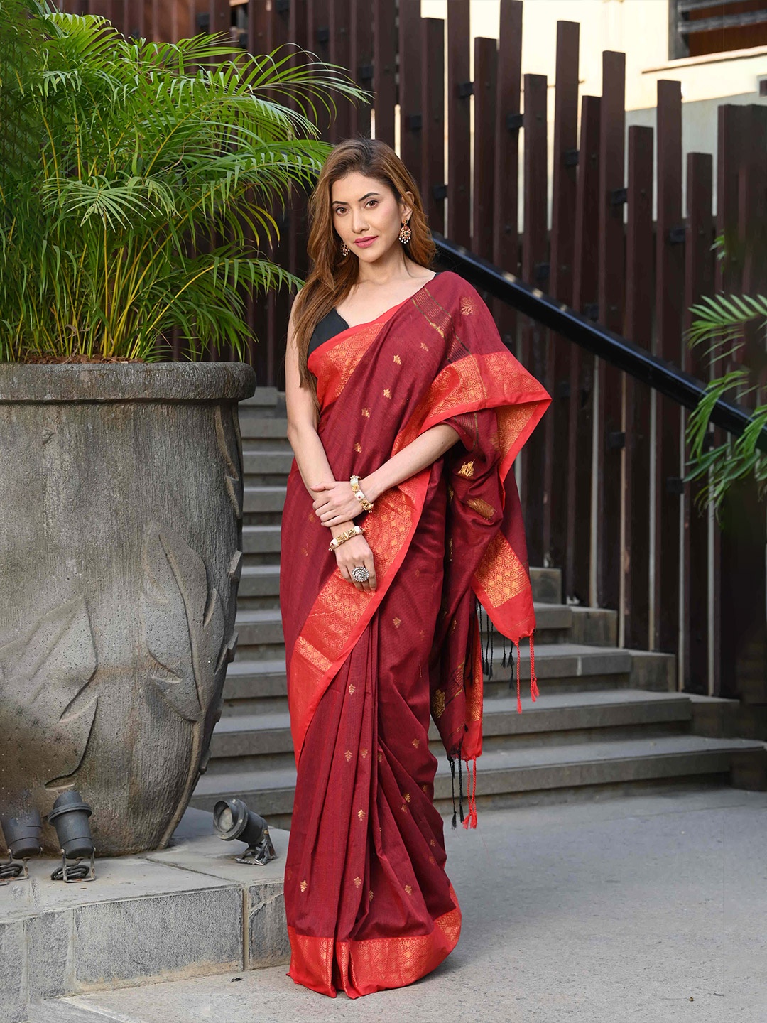 

BEATITUDE Woven Design Saree, Red