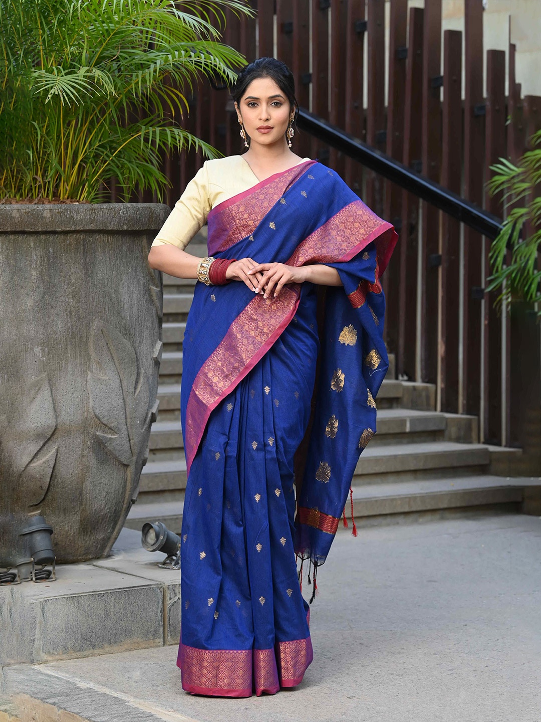 

BEATITUDE Ethnic Woven Design Zari Saree, Blue