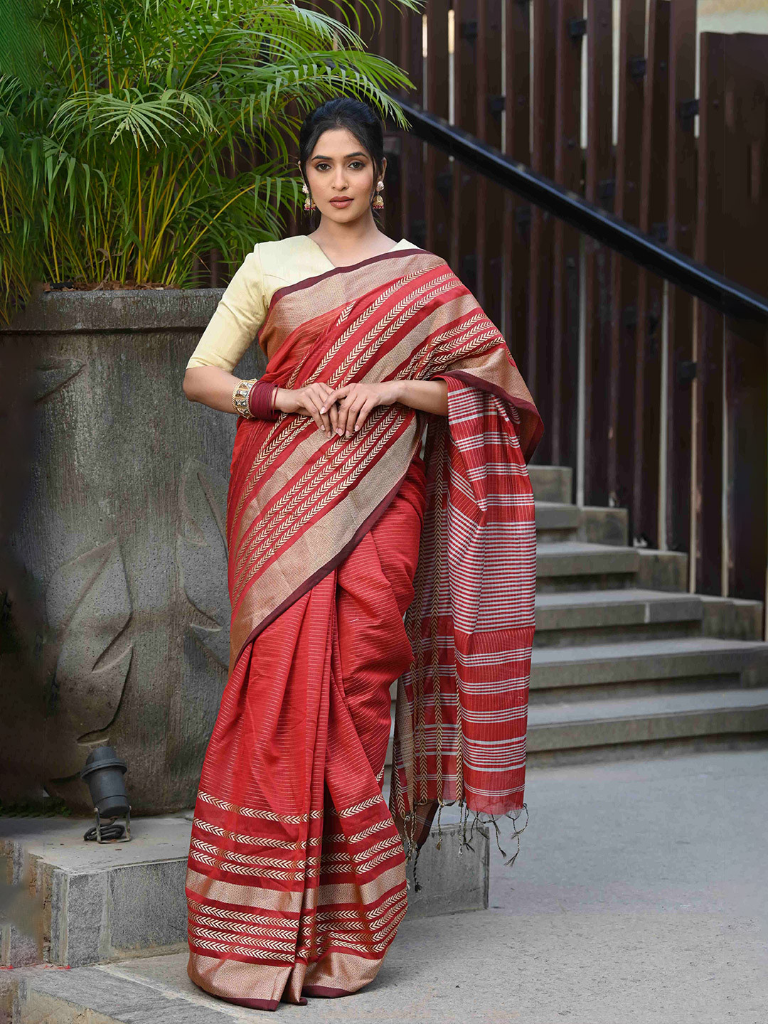 

BEATITUDE Striped Zari Saree, Red