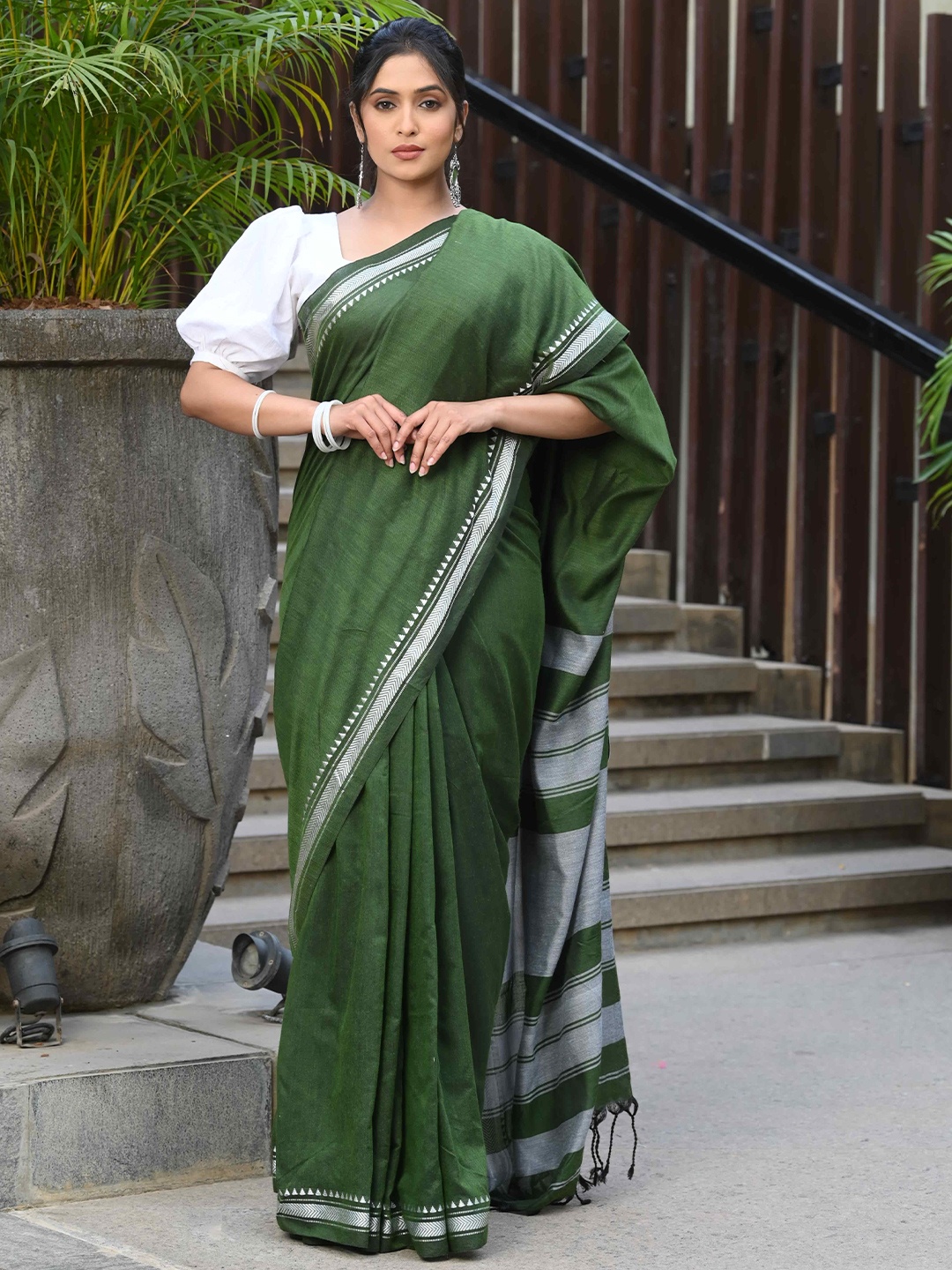 

BEATITUDE Woven Design Zari Saree, Green