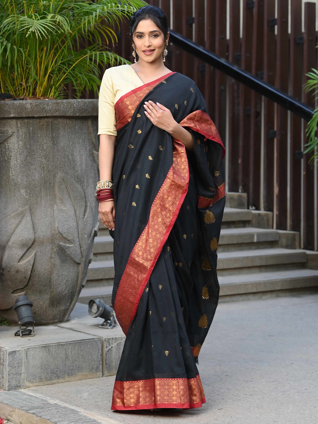 

BEATITUDE Ethnic Motif Woven Design Zari Saree, Black