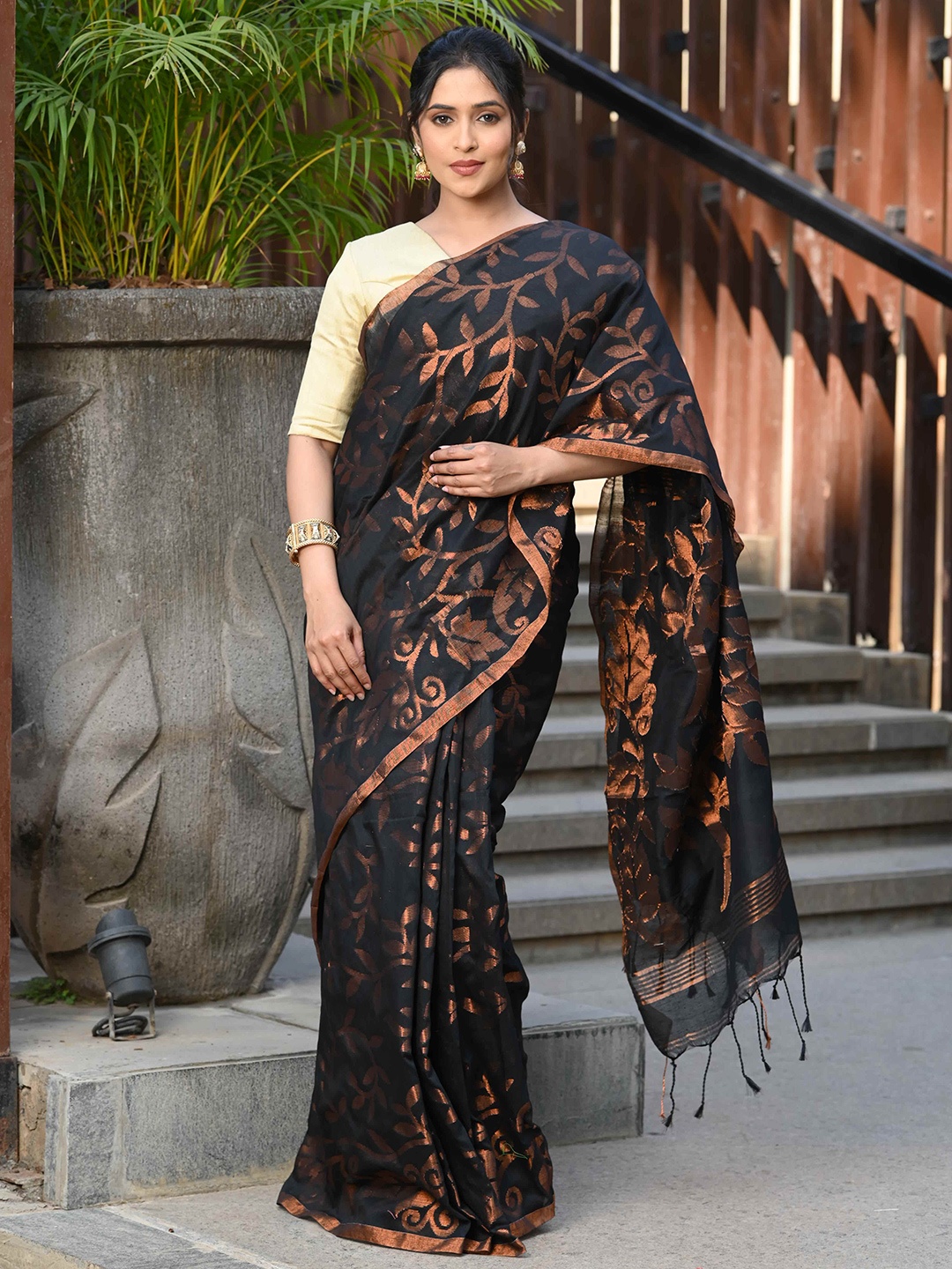

BEATITUDE Floral Woven Design Zari Saree, Black