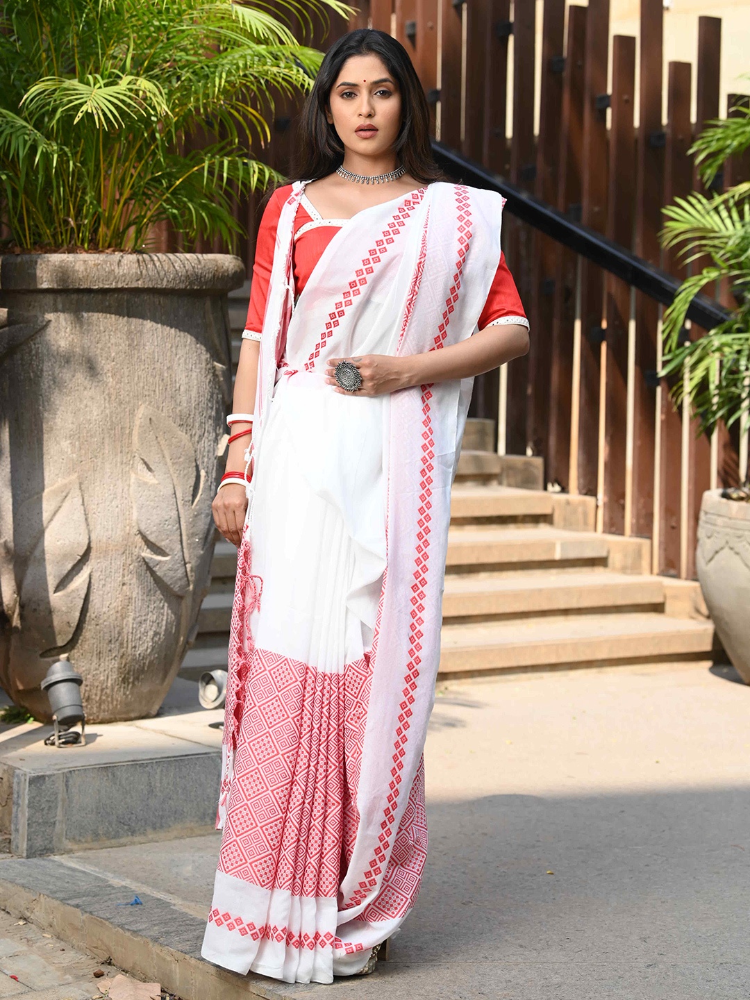 

BEATITUDE Ethnic Woven Design Border Saree, White