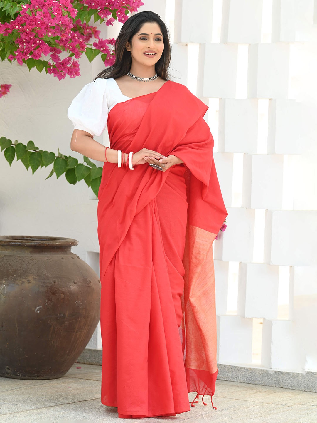 

BEATITUDE Ethnic Solid Saree, Red