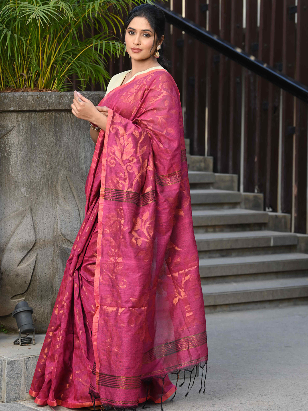 

BEATITUDE Floral printed Woven Design Zari Saree, Pink