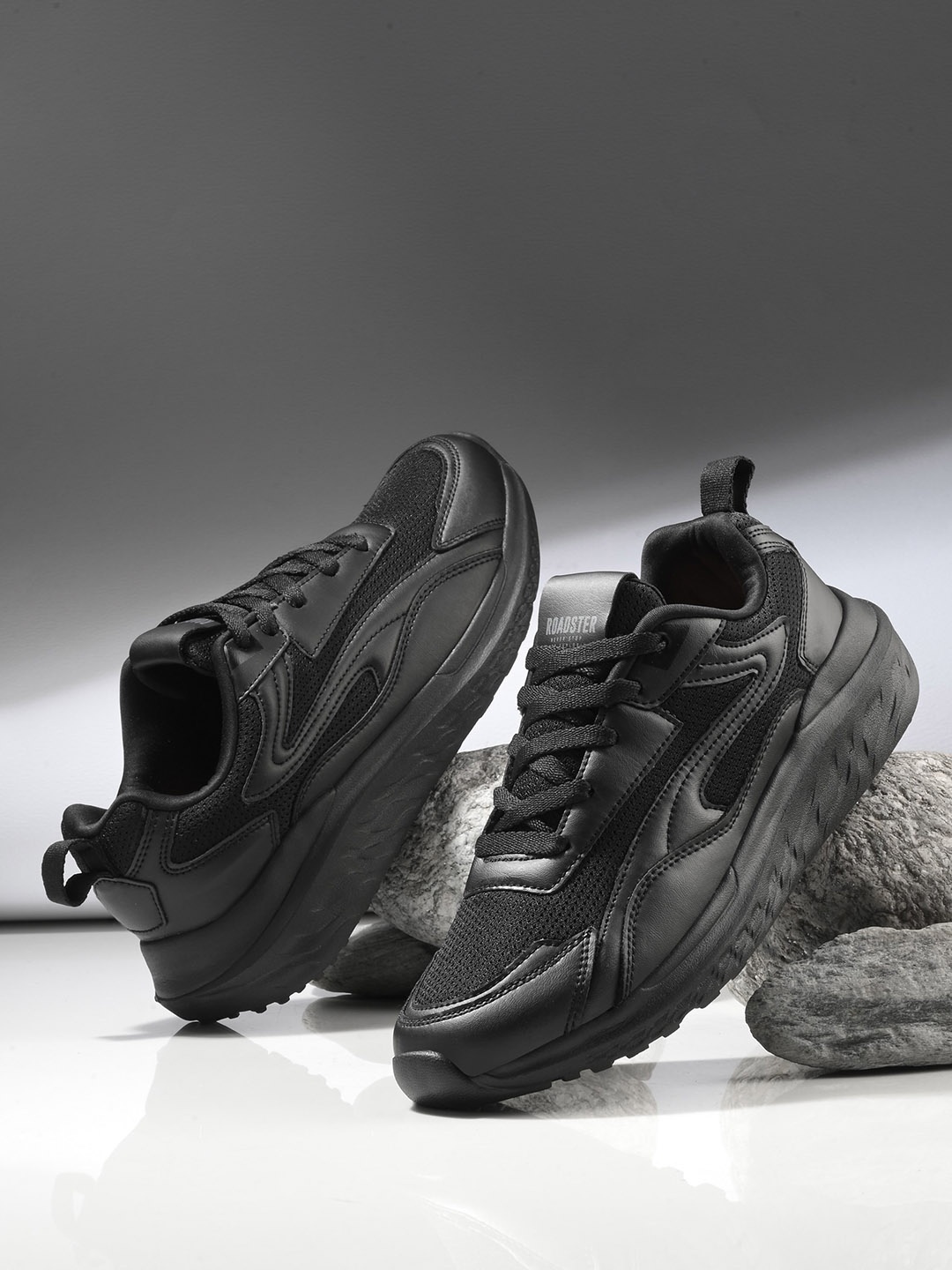 

The Roadster Lifestyle Co. Men Black Textured Memory Foam Sneakers