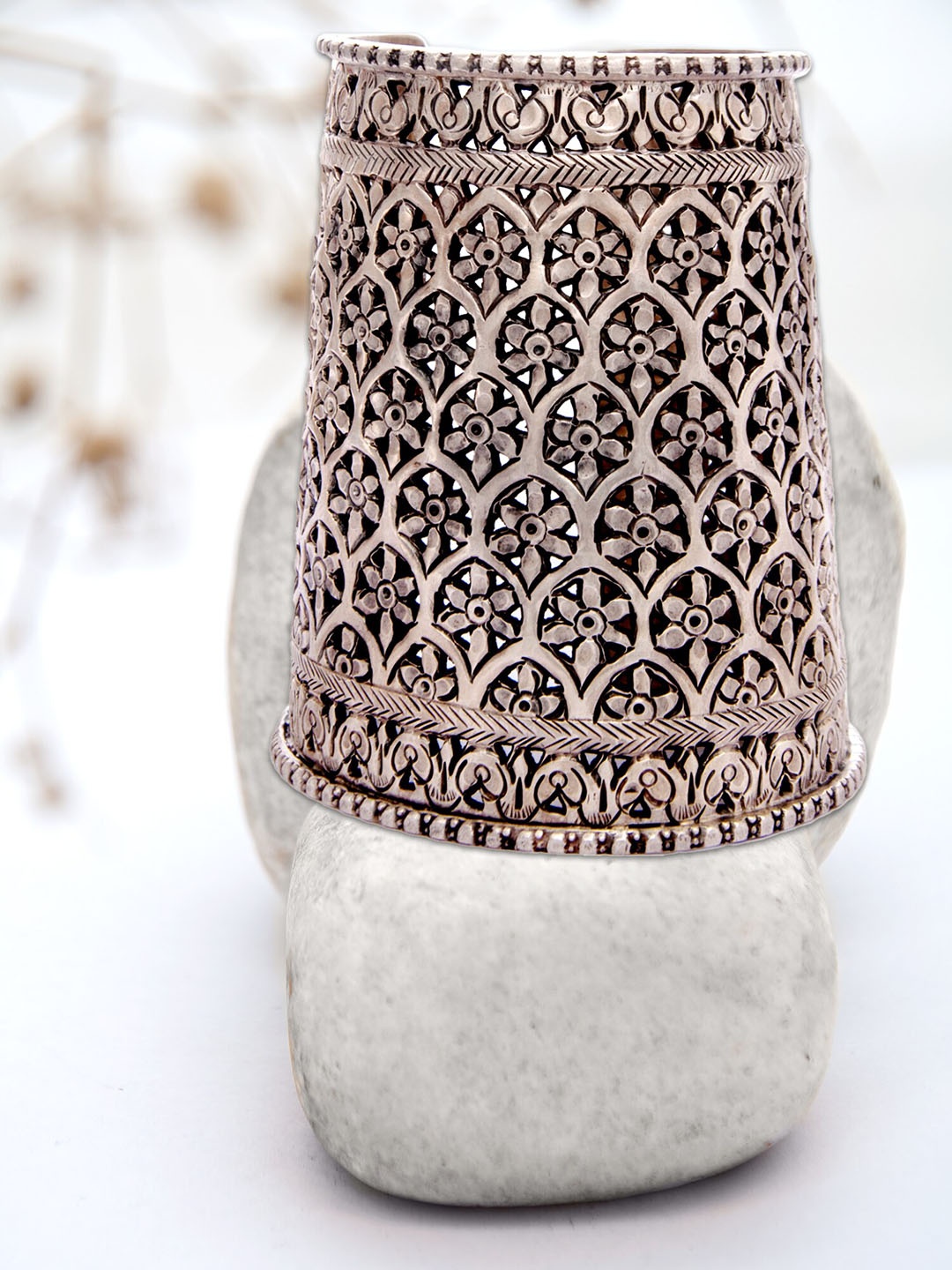 

Neeta Boochra 925 Sterling Silver Silver-Plated Textured Bangle