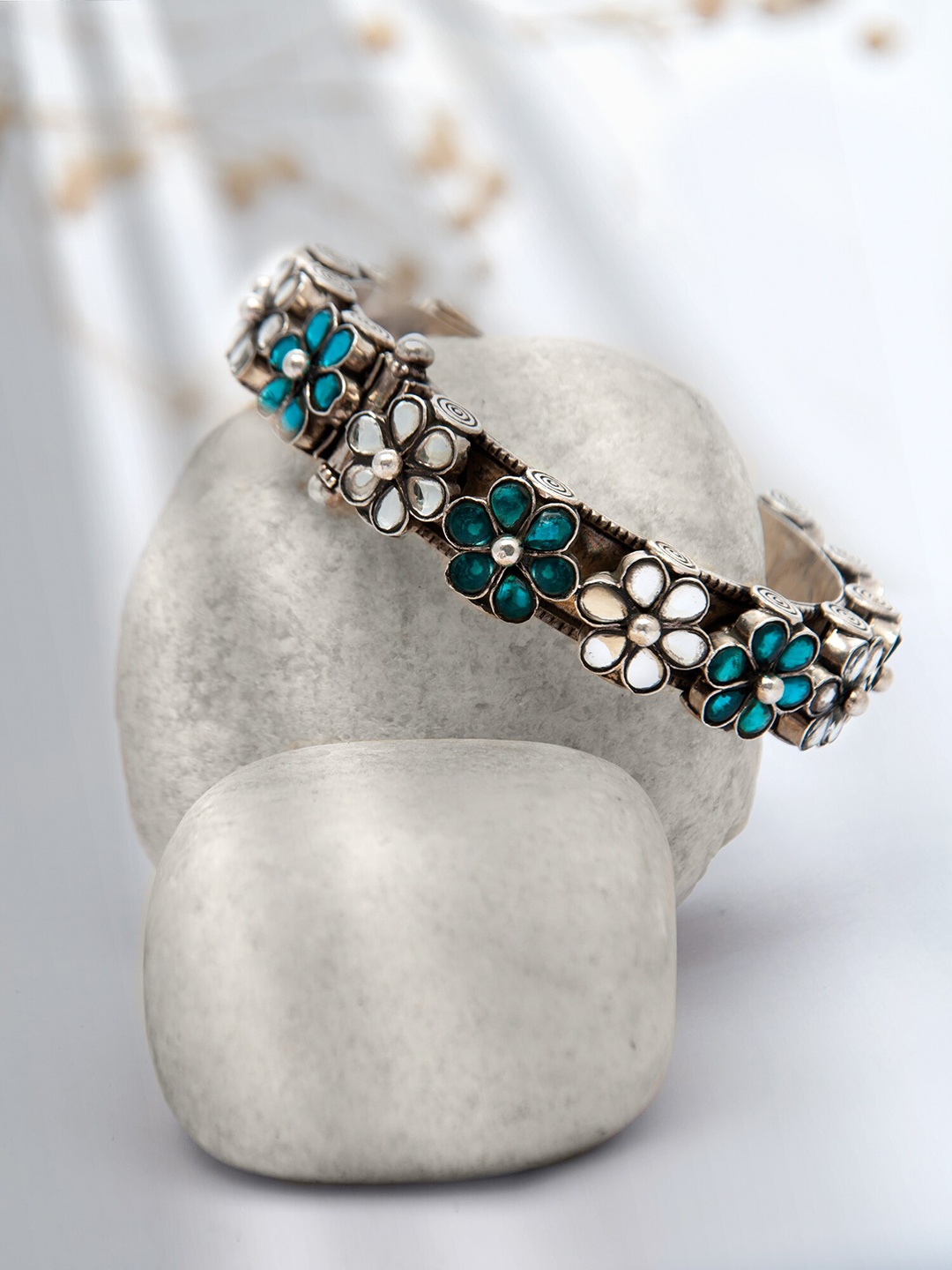 

Neeta Boochra 925 Sterling Silver Silver-Plated Kundan Studded Bangle