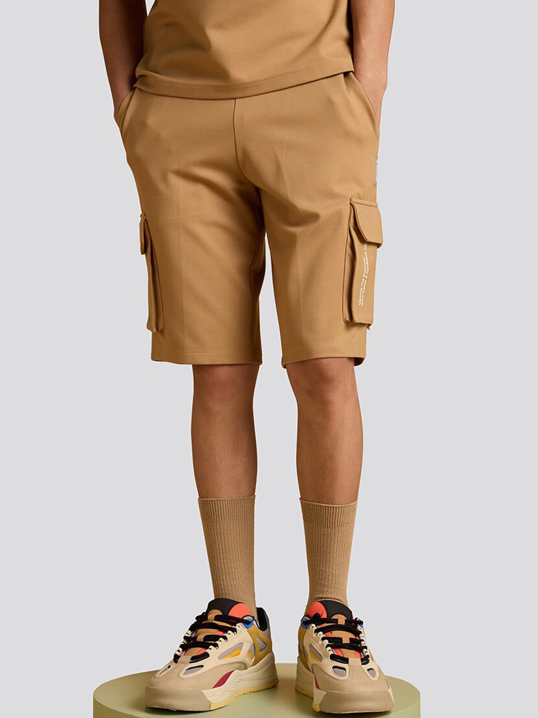 

Muvazo Men Mid-Rise Cotton Cargo Shorts, Brown