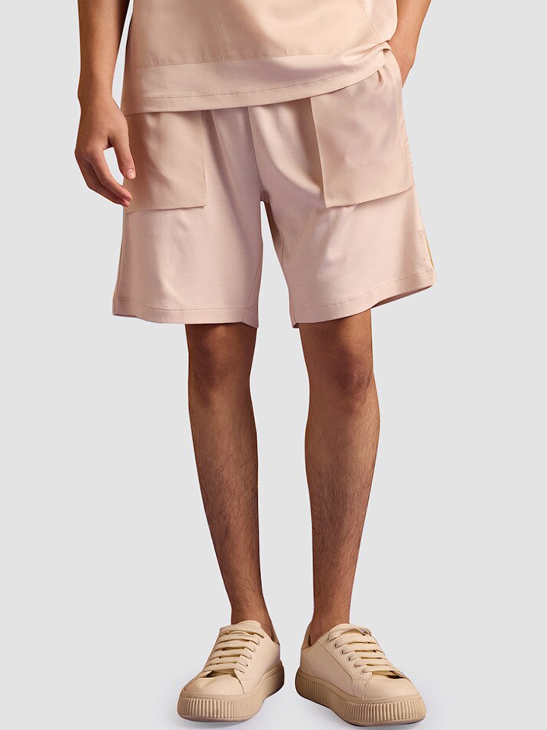 

Muvazo Men Mid-Rise Cove Pocket Shorts, Beige