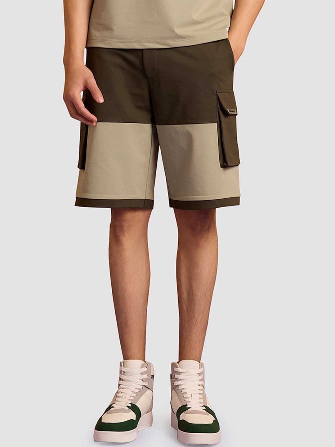 

Muvazo Men Colourblocked Cotton Cargo Shorts, Green