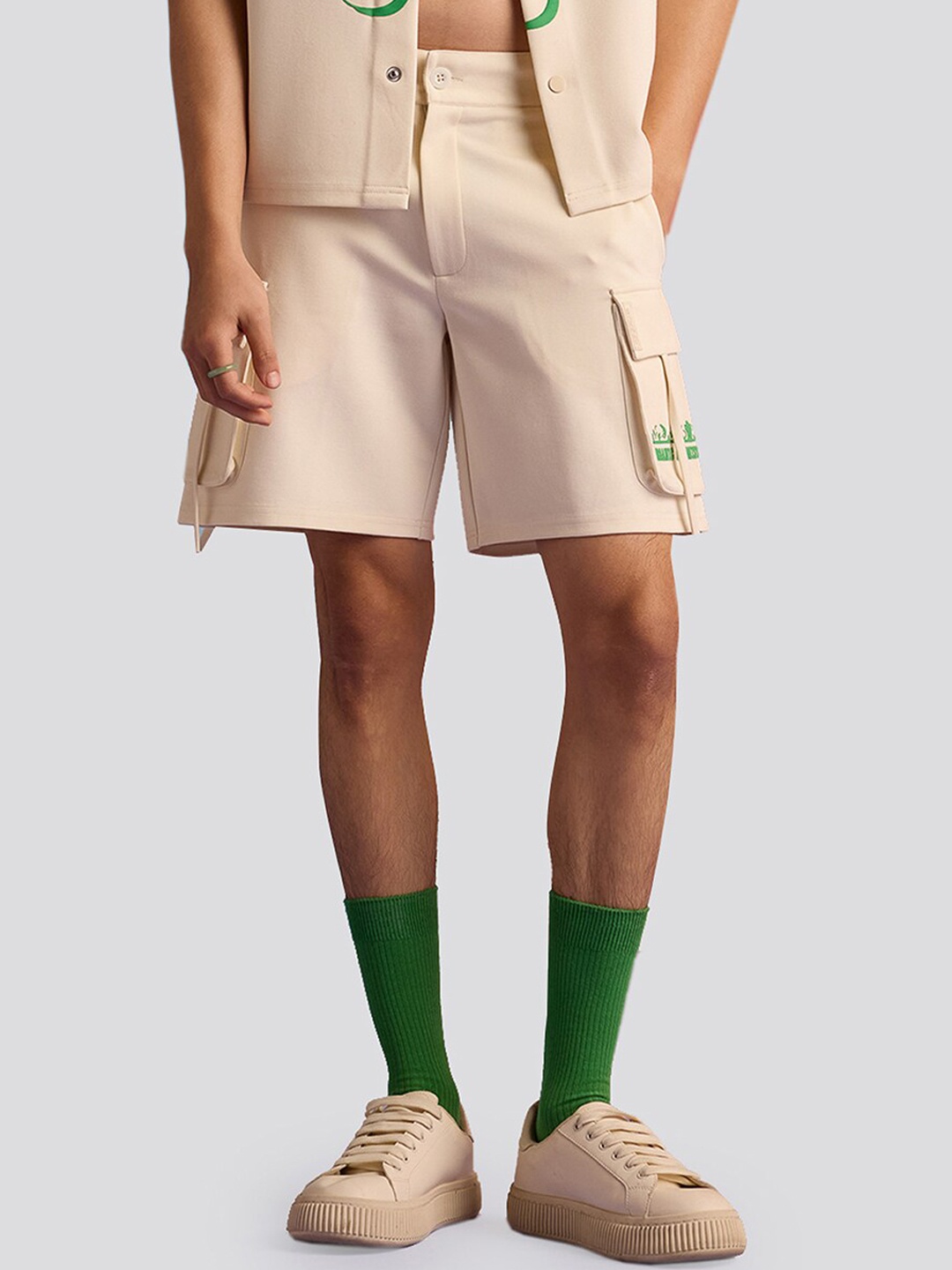 

Muvazo Men Mid-Rise Cotton Cargo Shorts, Beige