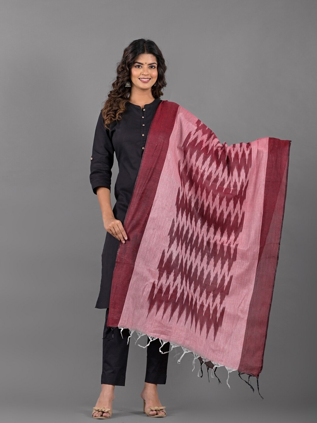 

Apratim Geometric Woven Design Dupatta, Maroon