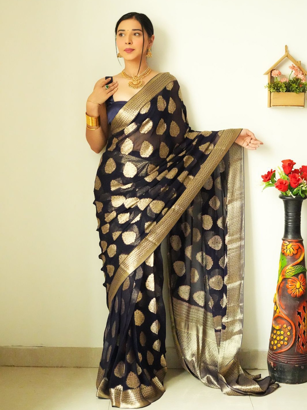 

NIWAA Ethnic motifs Woven Design Zari Banarasi Saree, Black