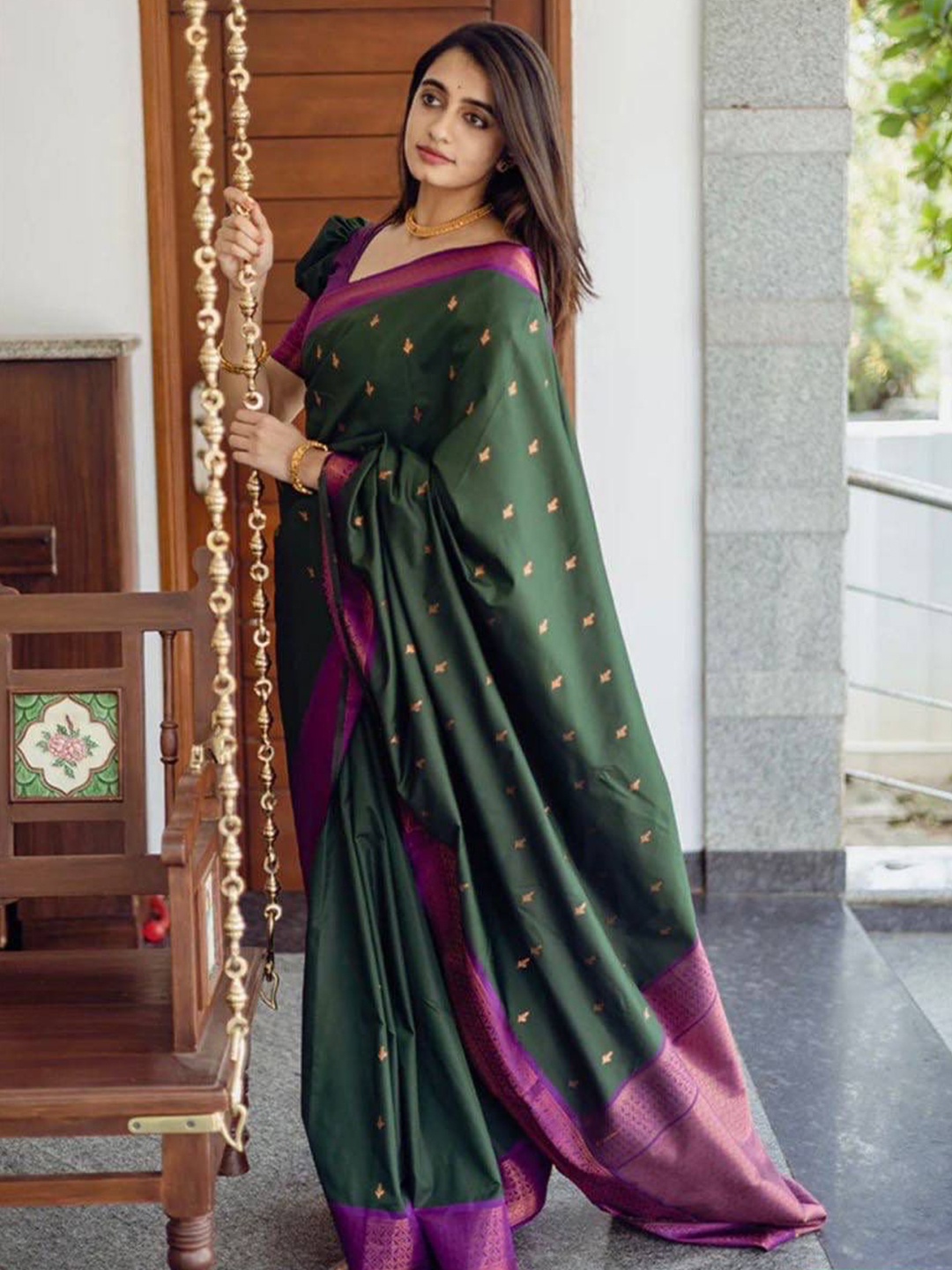 

NIWAA Ethnic Motifs Woven Design Zari Saree, Green