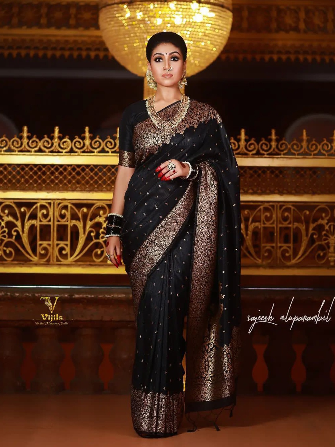 

NIWAA Ethnic Motifs Woven Design Zari Banarasi Saree, Black