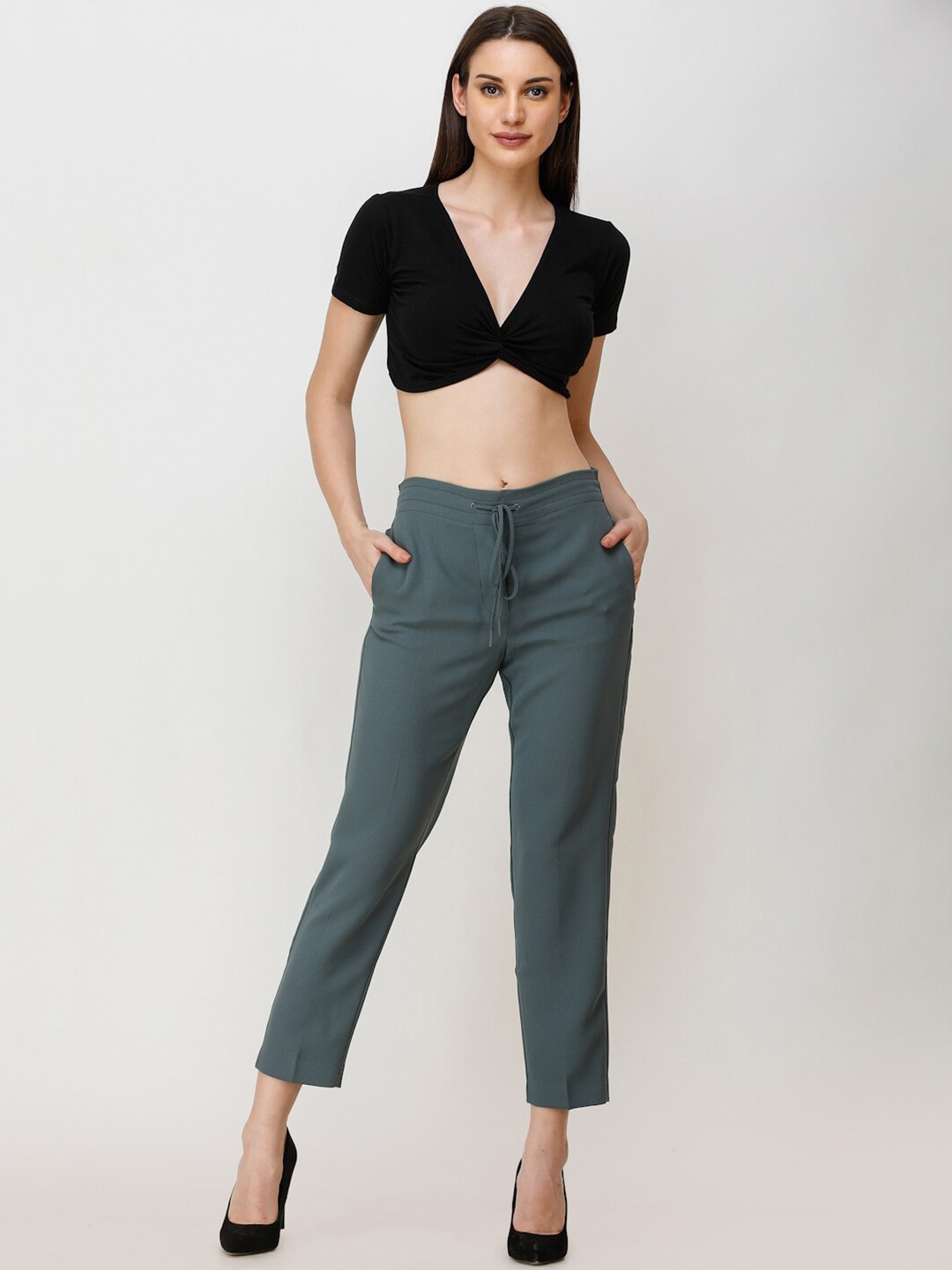 

SCORPIUS V-Neck Fitted Crop Top, Black