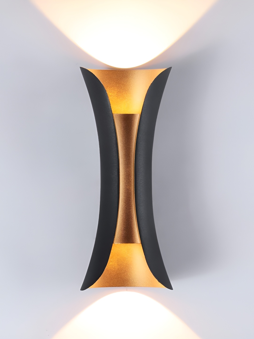 

DENICRAAS Black & Gold-Toned Metal Contemporary Abstract Shaped Shaped Wall Lamp