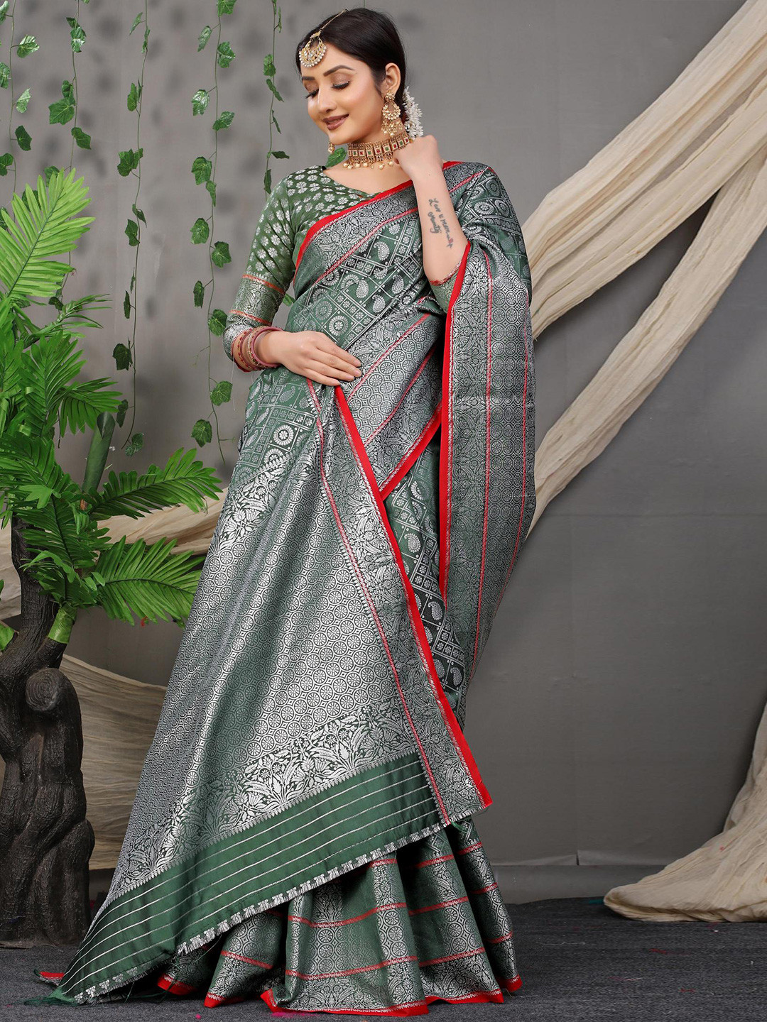 

PATIALAPICKS Ethnic Motifs Woven Design Zari Pure Silk Kanjeevaram Saree, Green