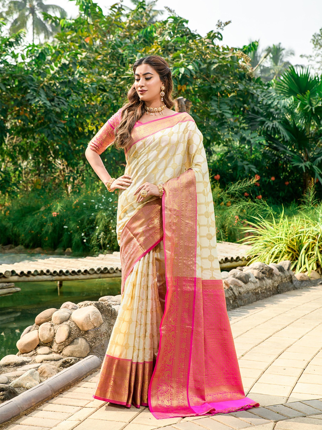 

PATIALAPICKS Ethnic Motifs Woven Design Zari Pure Silk Kanjeevaram Saree, Off white