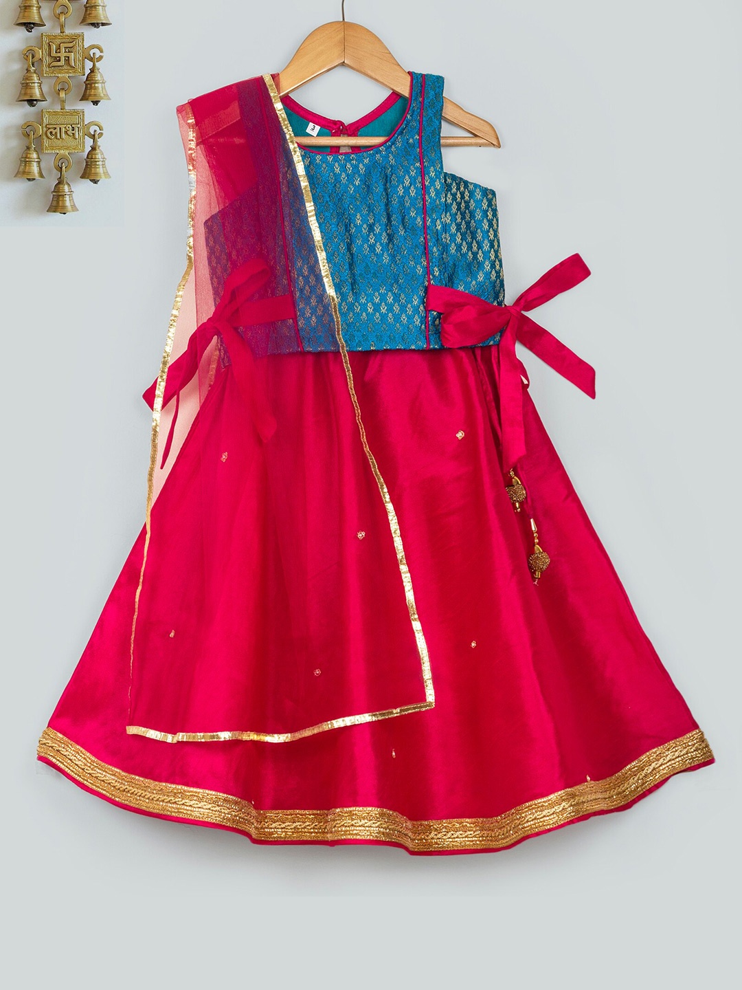 

Tangerine Closet Girls Woven Design Ready to Wear Lehenga & Blouse With Dupatta, Magenta