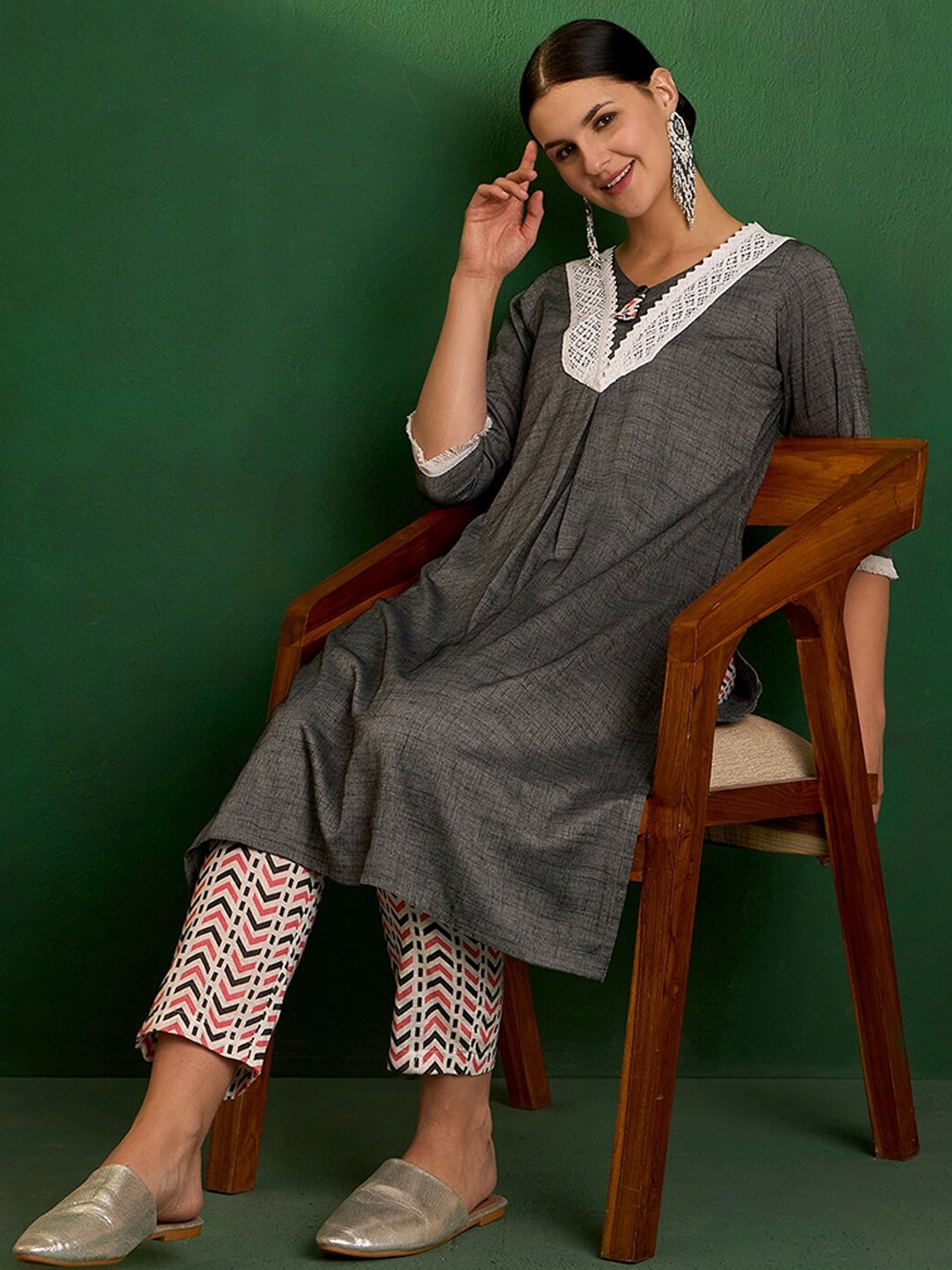 

Sangria Laced Up V Neck Straight Kurta With Trouser, Grey