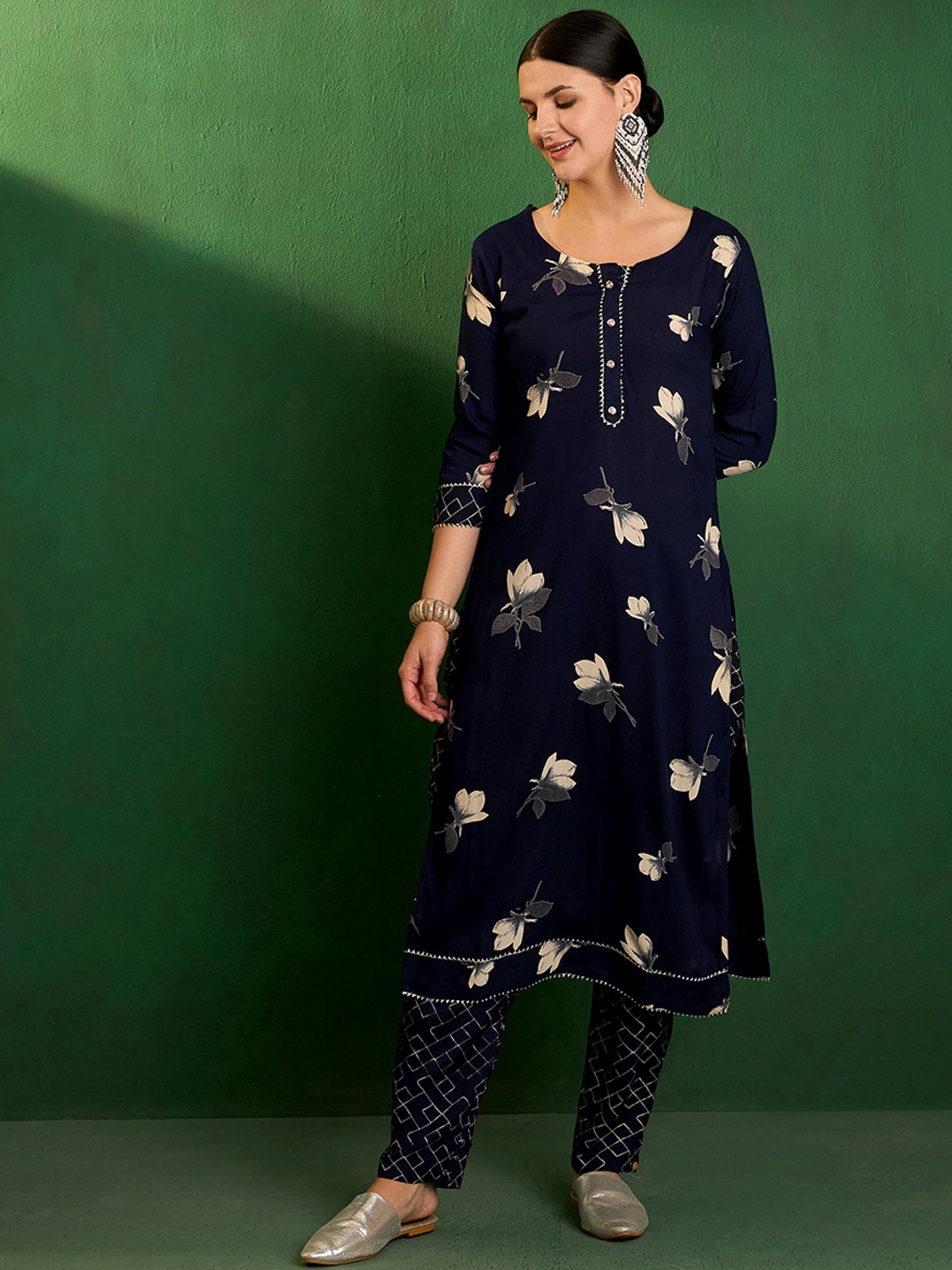 

Sangria Floral Printed Gotta Patti Embellished Straight Kurta With Trouser, Blue