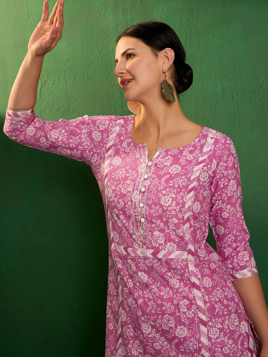 

Sangria Floral Printed Round Neck Cotton Straight Kurta With Trousers, Pink