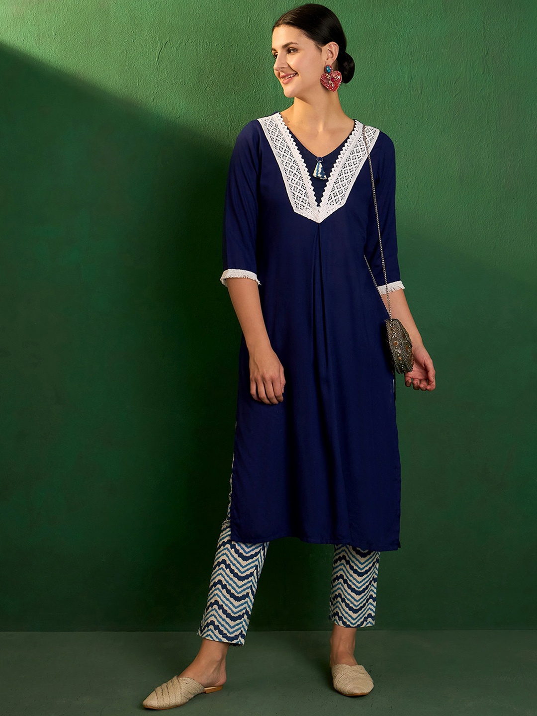 

Sangria Laced Up V Neck Straight Kurta With Trousers, Navy blue