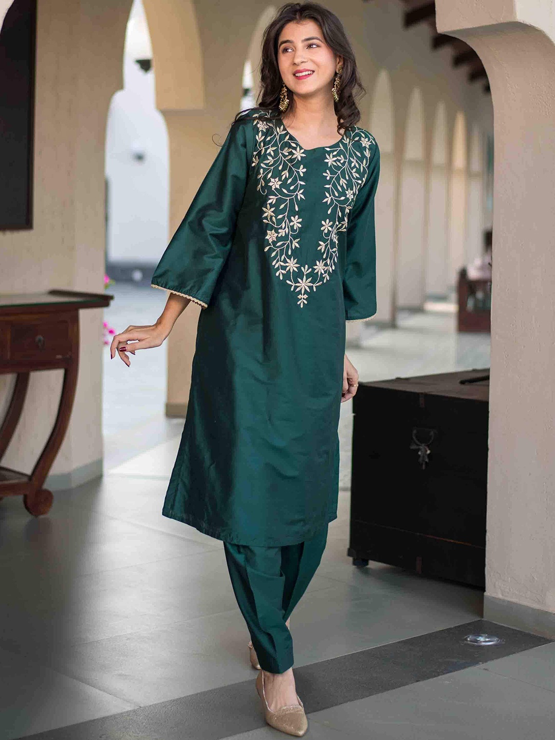 

Label Shaurya Sanadhya Floral Embroidered Regular Thread Work Kurta with Salwar, Green