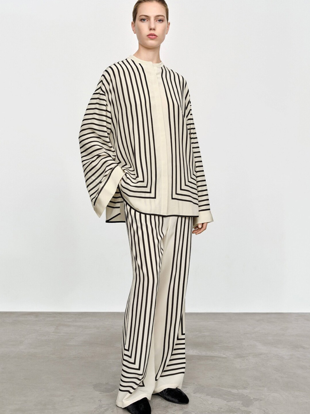 

UMANTA Striped Mandarin Collar Shirt With Trousers, White