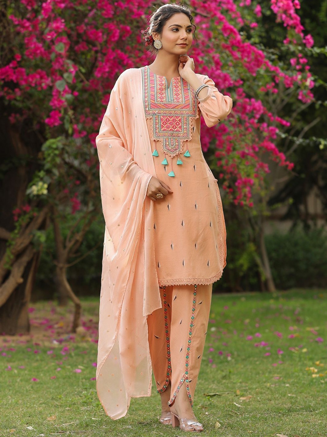 

AUTUMN LANE Floral Embroidered Regular Thread Work Kurti With Trousers & Dupatta, Peach