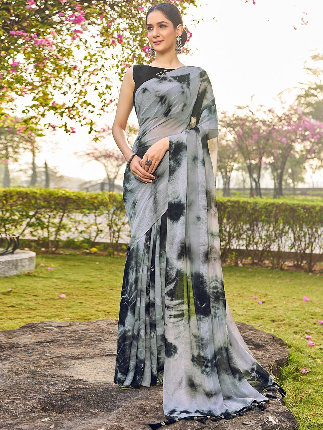 

Mitera Tie and Dye Printed Pure Georgette Saree, Grey