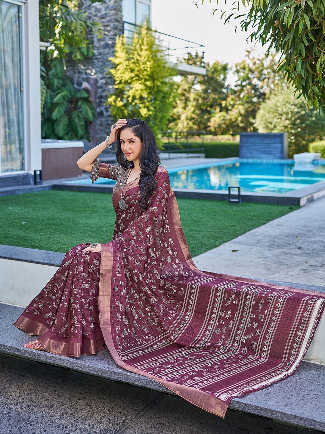 

Mitera Geometric Printed Zari Saree, Maroon