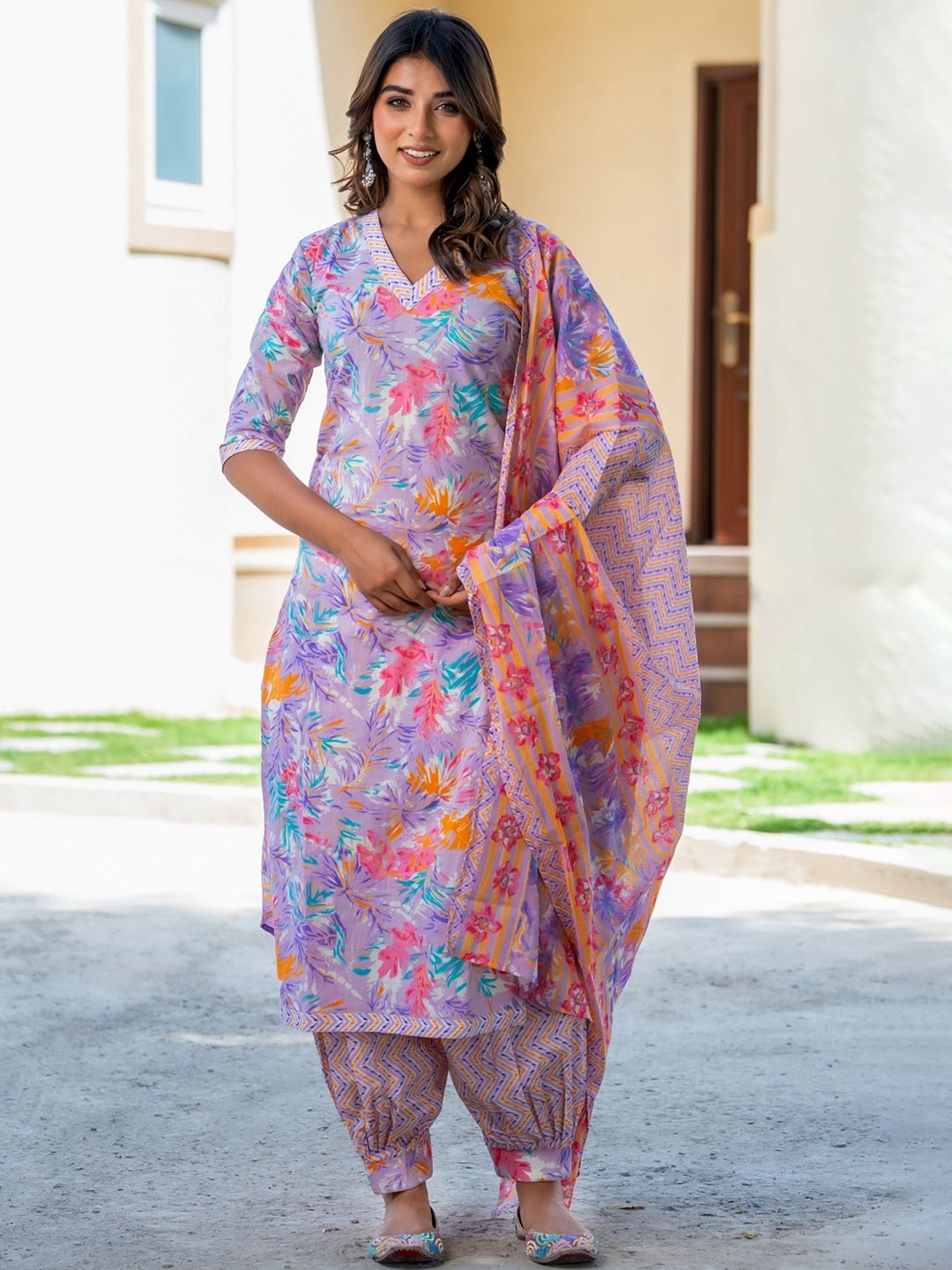 

HOUSE OF JAMOTI Floral Printed V-Neck Pure Cotton Straight Kurta with Salwar & Dupatta, Purple