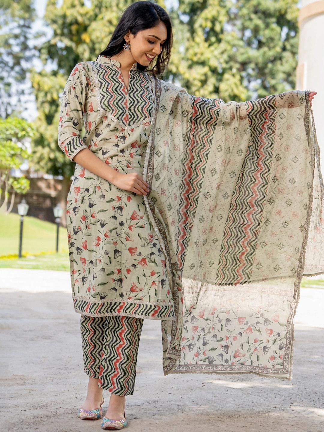 

HOUSE OF JAMOTI Floral Printed Mandarin Collar Pure Cotton Kurta with Trousers & Dupatta, Olive
