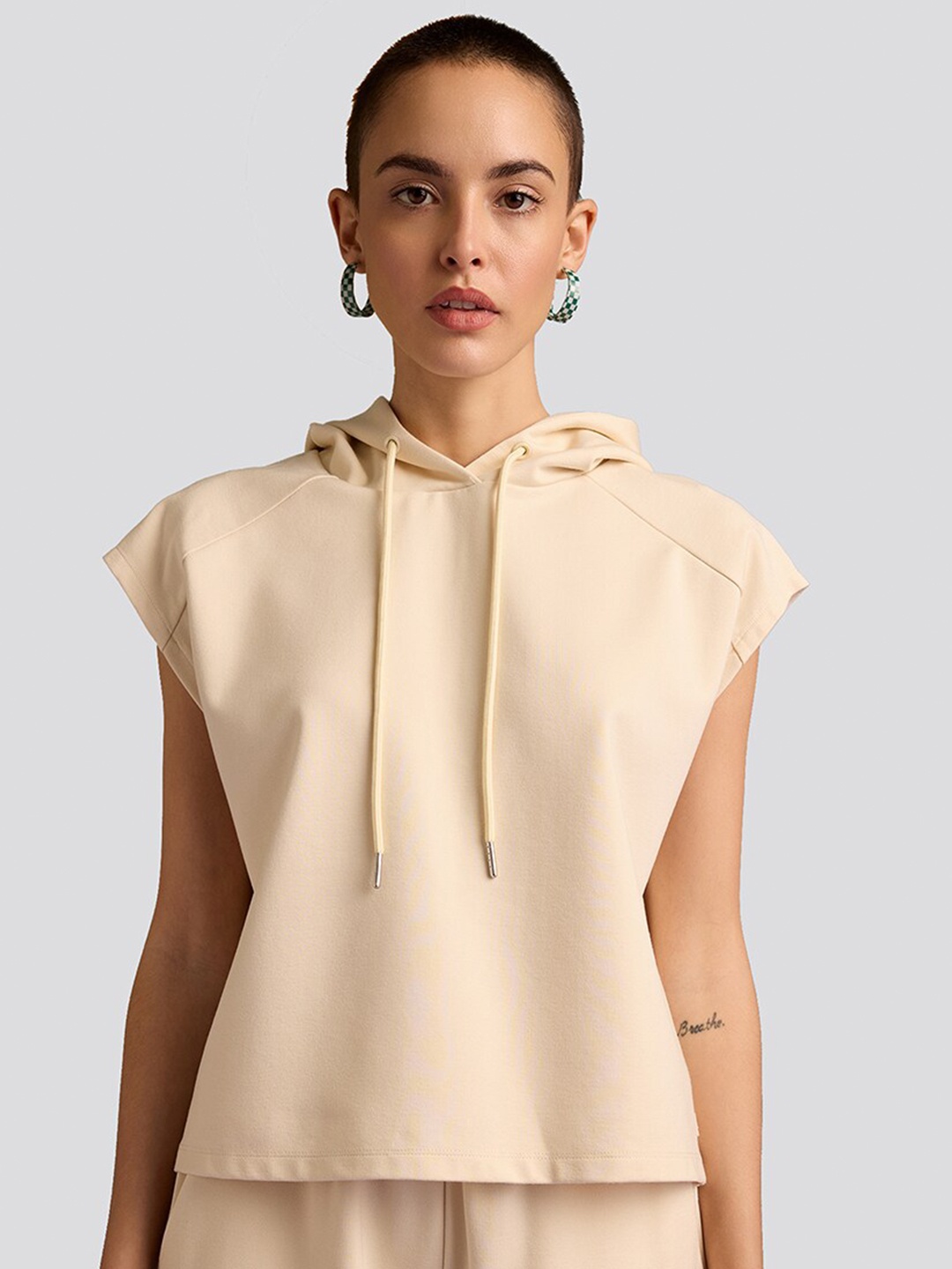 

Muvazo Hooded Neck Extended Sleeves Top, Off white