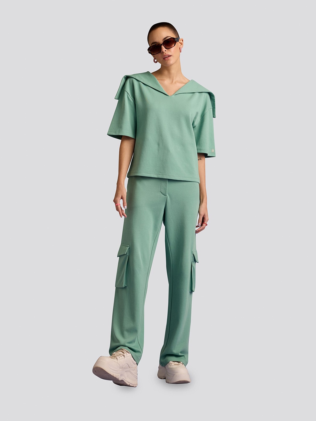 

Muvazo V-Neck Regular Top, Green