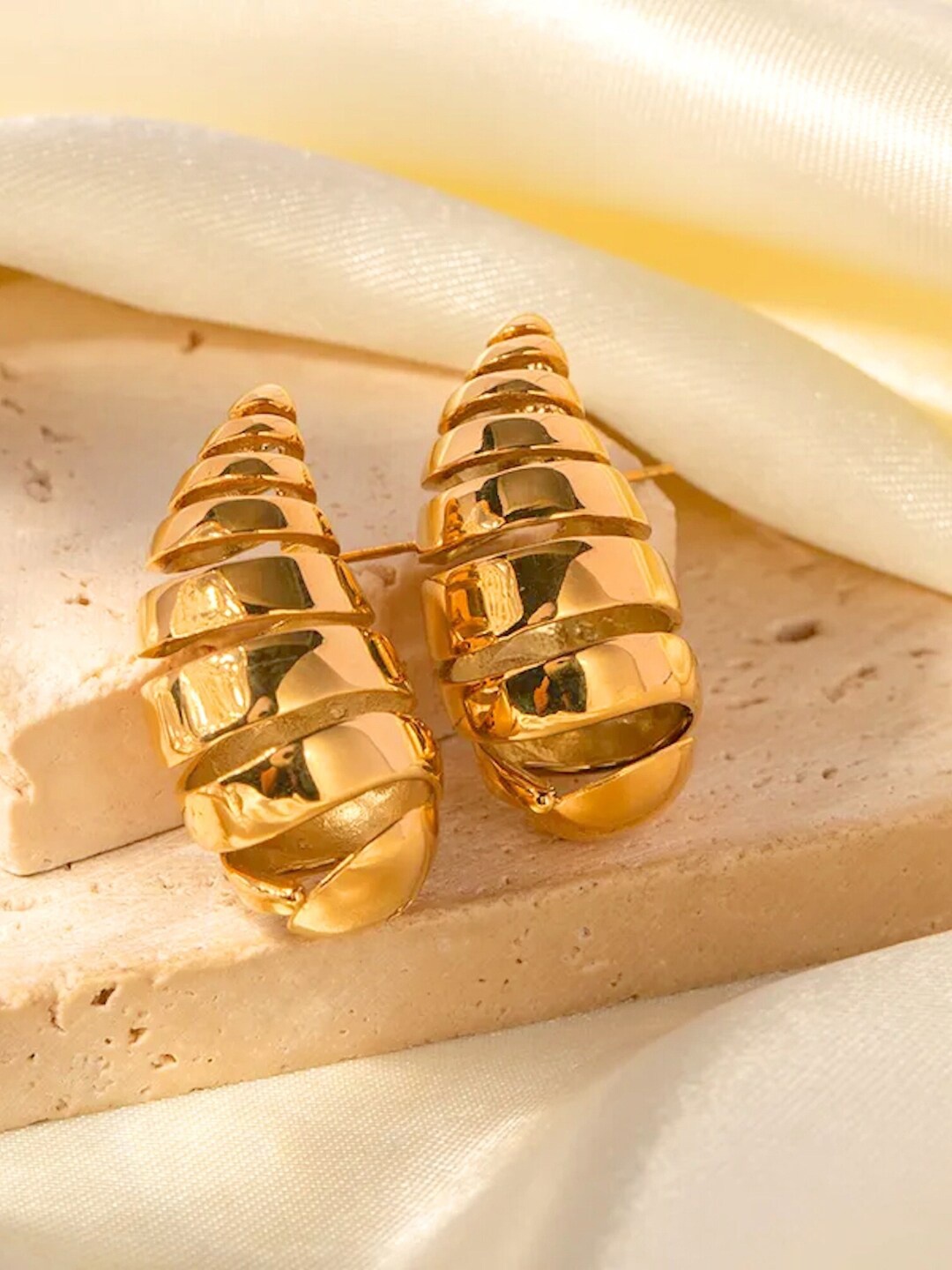 

SALVE Teardrop Shaped Studs Earrings, Gold