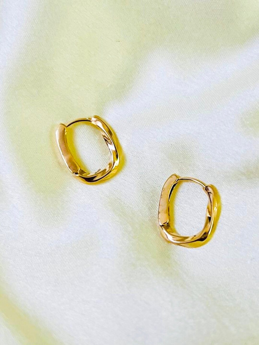 

SALVE Oval Hoop Earrings, Gold