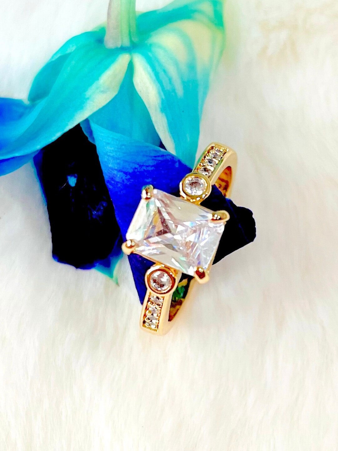 

SALVE Cubic Zirconia Studded Anti-Tarnish Finger Ring, Gold