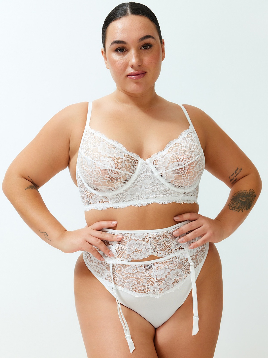 

Trendyol Plus Size Self-Design Shoulder Strap Lingerie Set, White