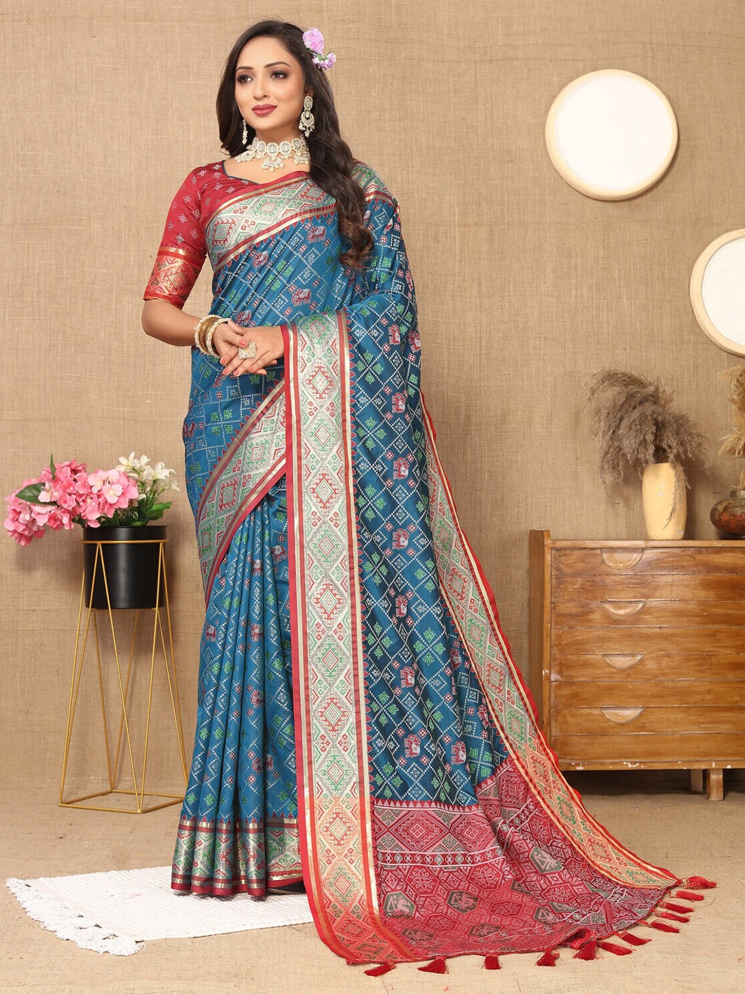 

CATCHY FOREVER Woven Design Zari Silk Blend Patola Saree, Navy blue