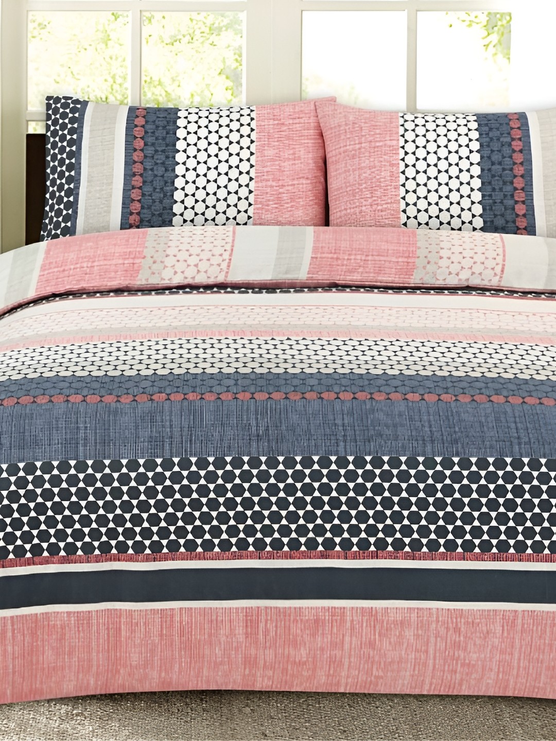 

Signature Grey & Pink Geometric 140 TC King Bedsheet with 2 Pillow Covers
