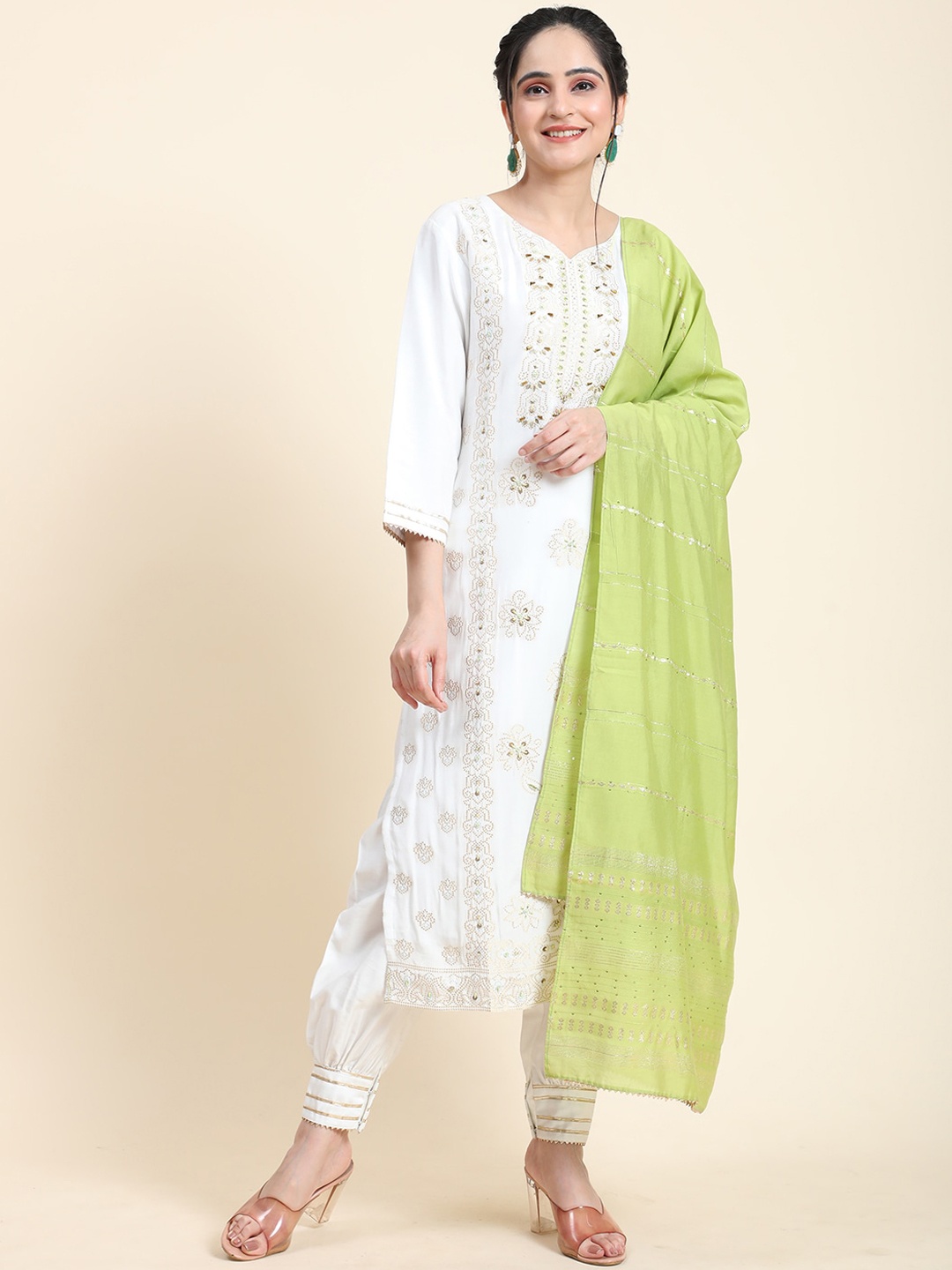 

Aanys Culture Floral Embroidered V-Neck Three-Quarter Sleeves Thread Work Kurta Set, Green